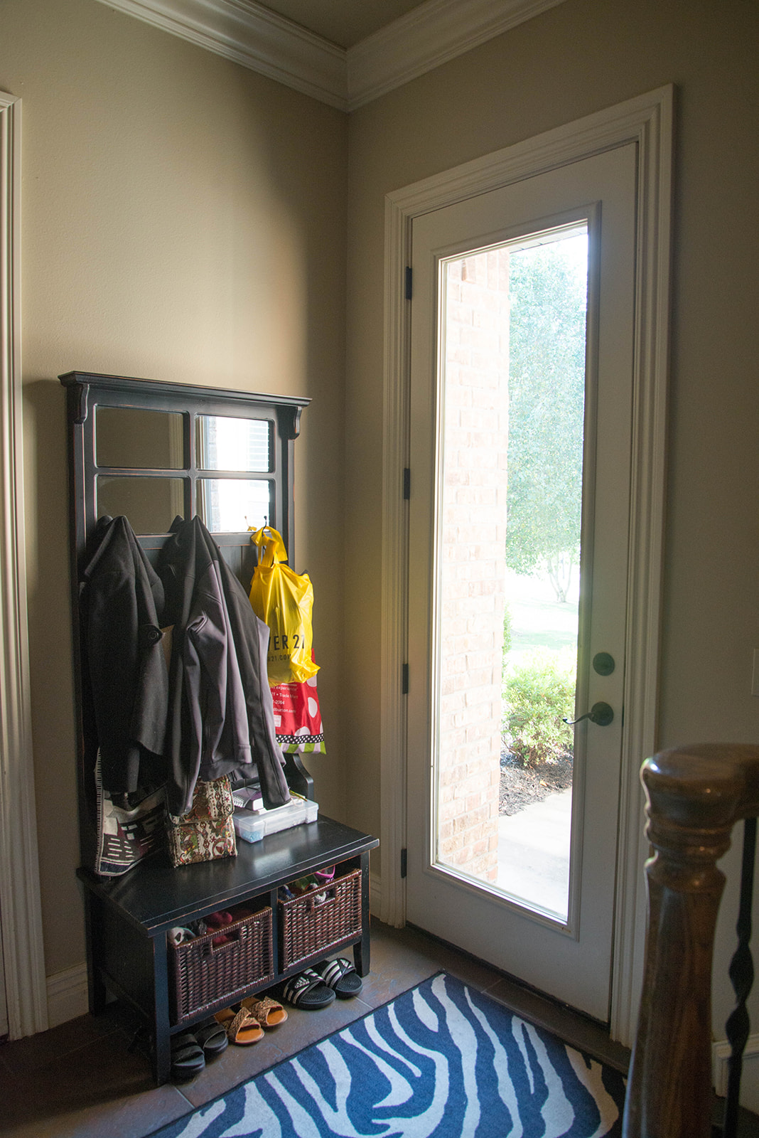 Exterior_door_to_front_courtyard_3161_N_Chassy_Ave
